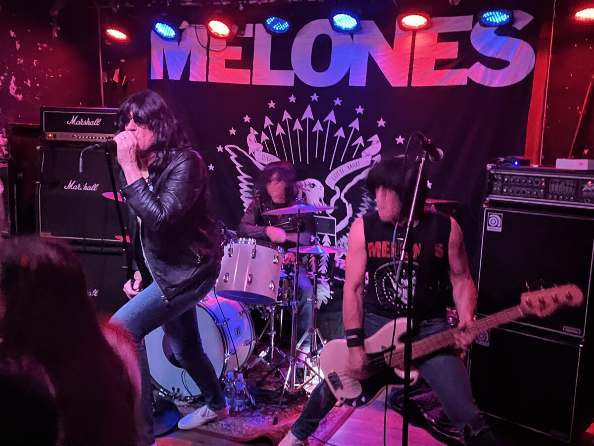 Boven Düsseldorf en Keulen hangt de geest van de Ramones